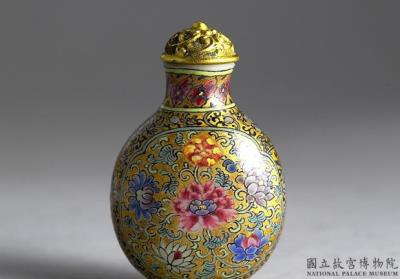 图片[2]-Glass-body painted enamel snuff bottle with flowers against a golden background, Qing dynasty, Qianlong reign (1736-1795)-China Archive